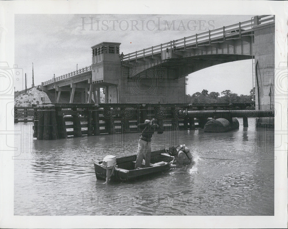 1962 Press Photo Divers check broken water line Indian rocks bridge - Historic Images