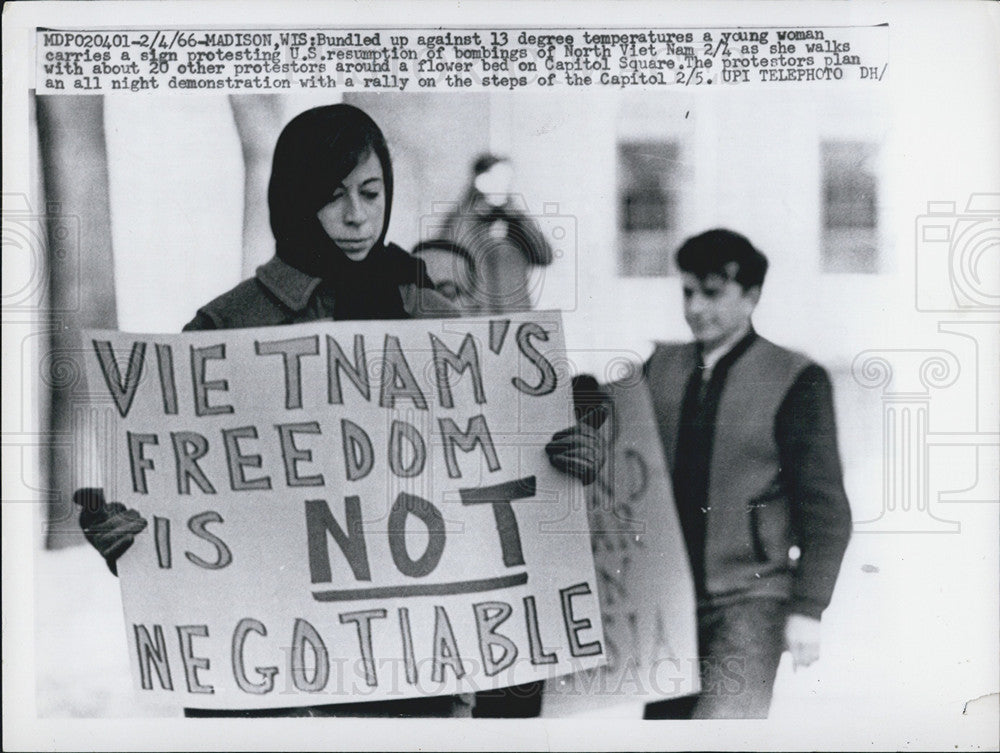 1966 Press Photo protesting US resumption of bombing vietnam - Historic Images