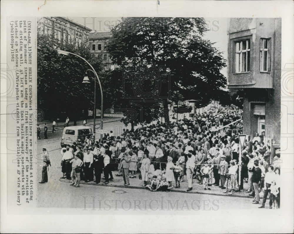 1962 Press Photo W Berliners At Dividing Point Of Bernauer Strasse At Wall - Historic Images