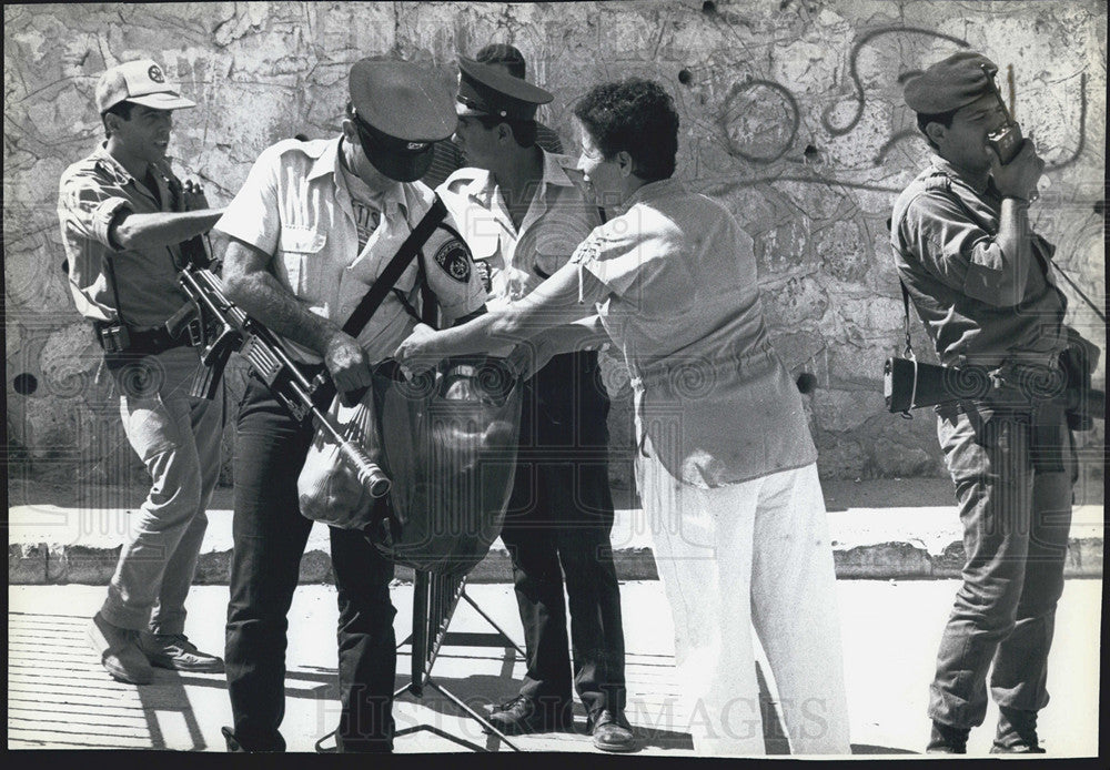 1989 Press Photo Israeli Search bag Of Palestinian Passerby In Abu Tor - Historic Images