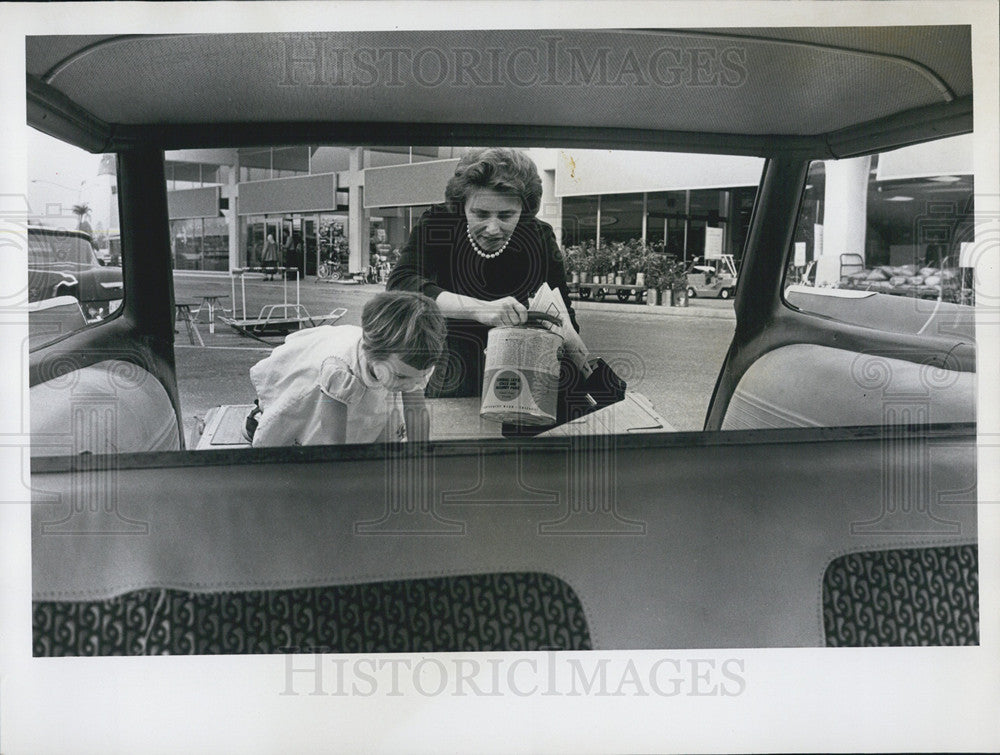 1962 Press Photo Mother And Daughter Climb In back Of Car St Petersburg - Historic Images