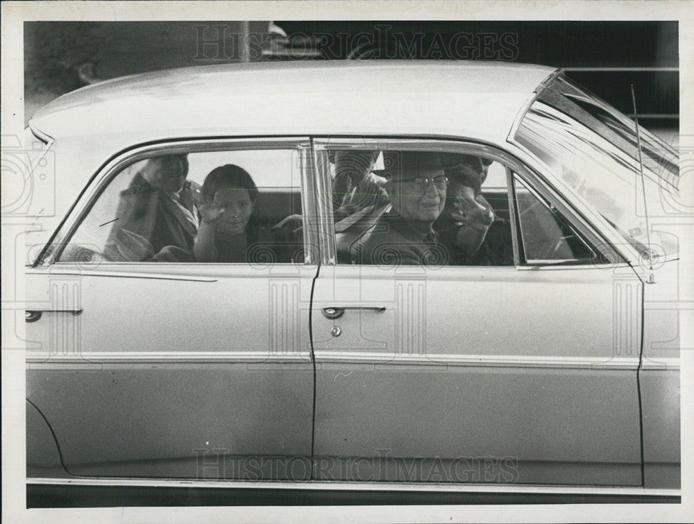 1963 Press Photo 3 Generational Family Waves From Car - Historic Images