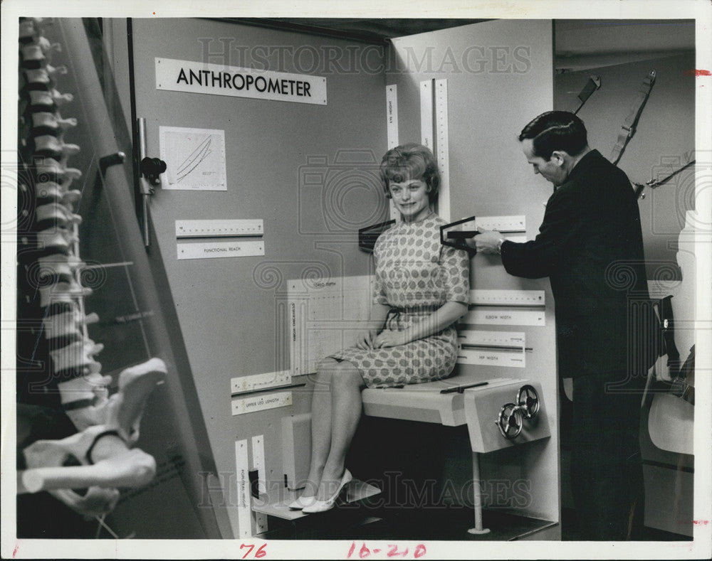 1969 Press Photo Automotive engineers use anthropometer to measure seating comfort - Historic Images