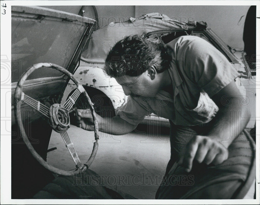 1990 Press Photo Mike Akins studies the mechanism of a mid 1940&#39;s Delahaye - Historic Images