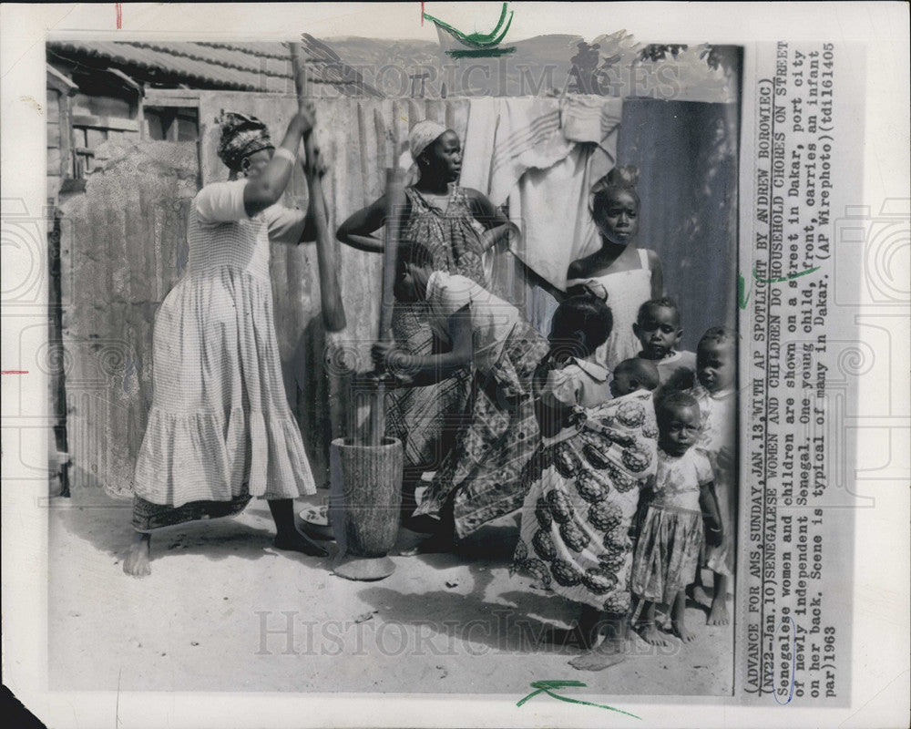 1963 Press Photo Senegalese Women, Children, Dakar - Historic Images