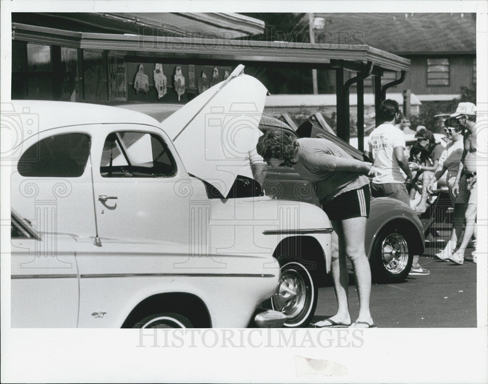 1990 Press Photo Scene from the B/W classic car show - Historic Images