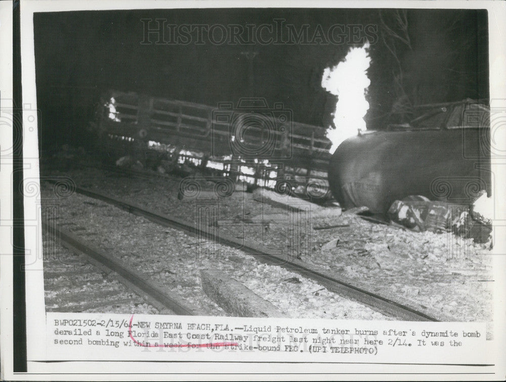 1964 Press Photo Liquid Petroleum tanker derailed - Historic Images