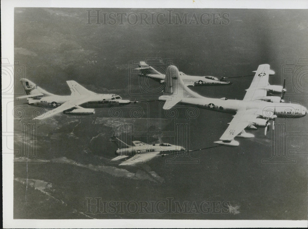 1968 Press Photo US Airforce Tanker KB-50J in mid flight re-fueling US fighter planes - Historic Images