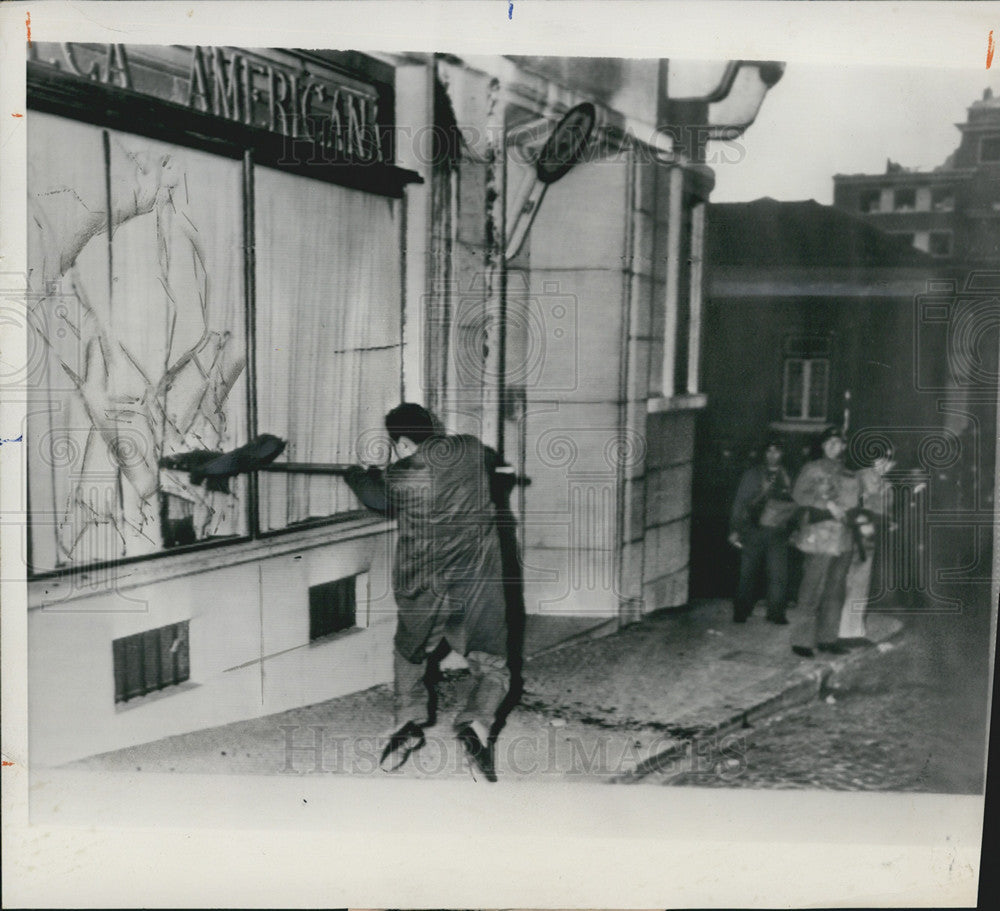 1961 Press Photo Demonstrator Flag Window United States American Embassy Lisbon - Historic Images