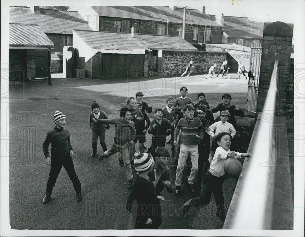 1966 Press Photo Boys Playing Hopkinstown Wales Mining Town - Historic Images