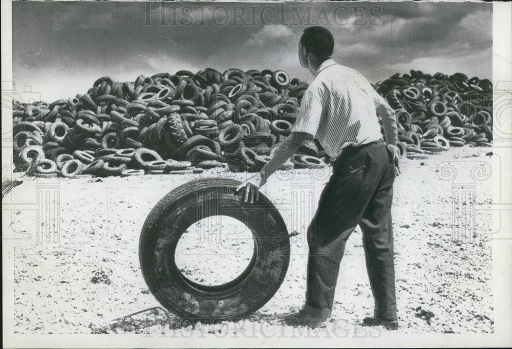 1958 Press Photo South Dade County Farmer Collects Tires Smoke Pots Protect - Historic Images