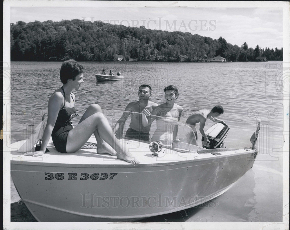 1959 Press Photo Enjoying the water on Lake Ontario. - Historic Images