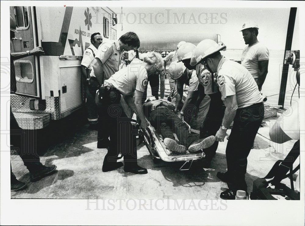 1984 Press Photo Rescue worker treat victims of the Skyway accident - Historic Images