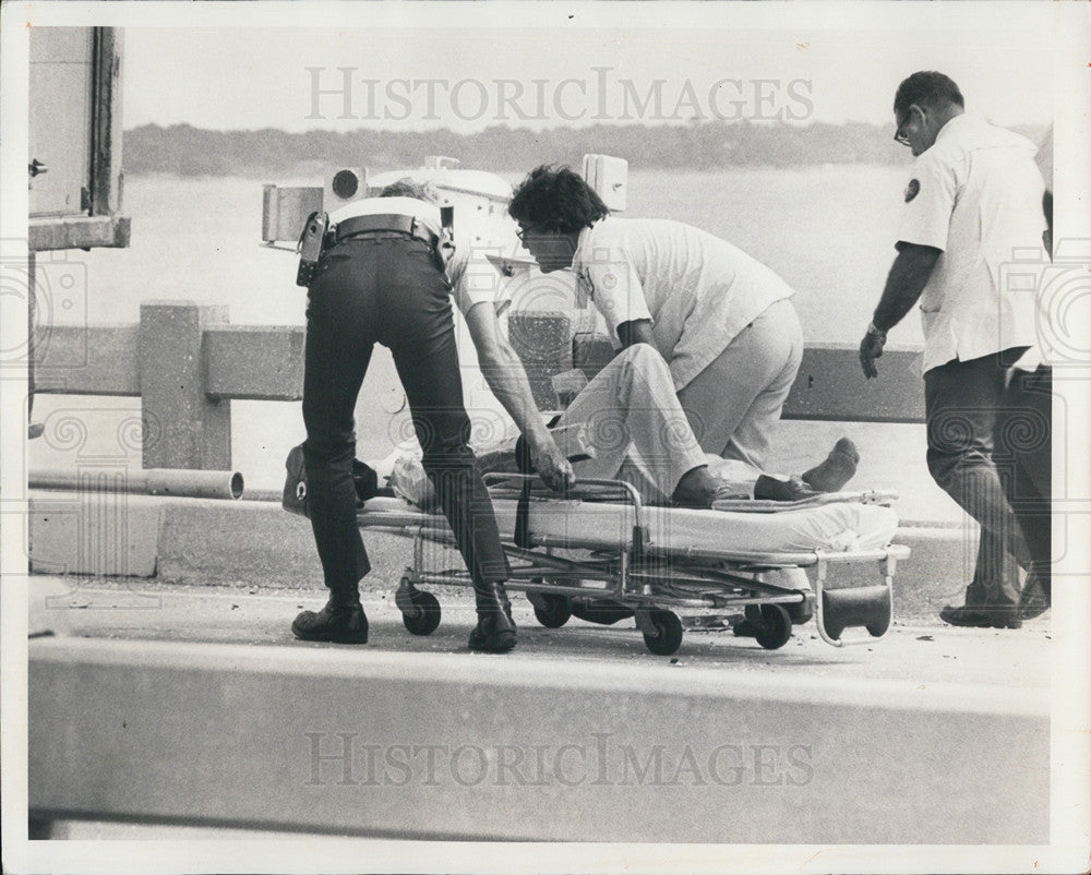 1976 Press Photo Car crash victims gets rolled to ambulance on Sunshine Skyway - Historic Images