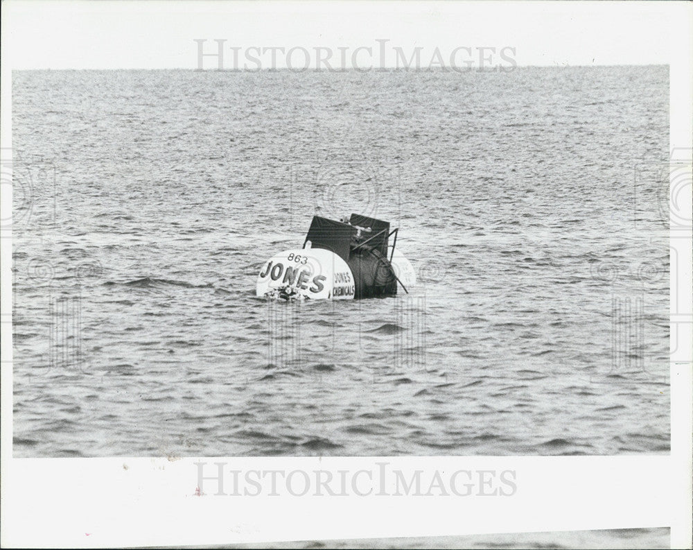 1985 Press Photo Chemical tank floating in water after crash on Sunshine Skyway - Historic Images