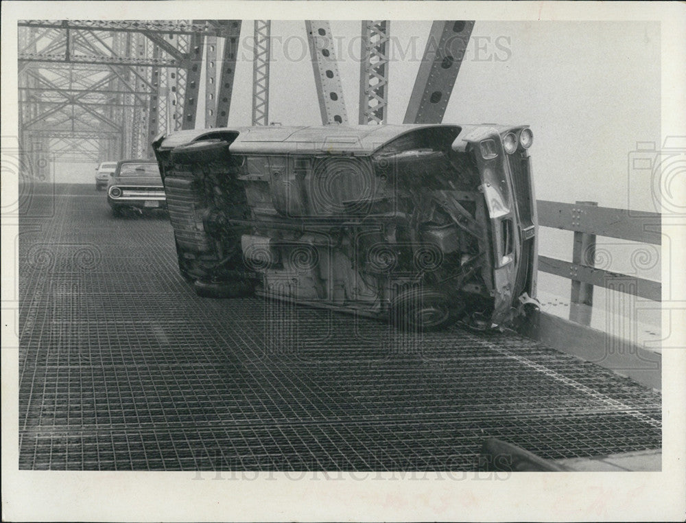 1971 Press Photo Vehicle looses control and lands sideways on Sunshine Skyway - Historic Images