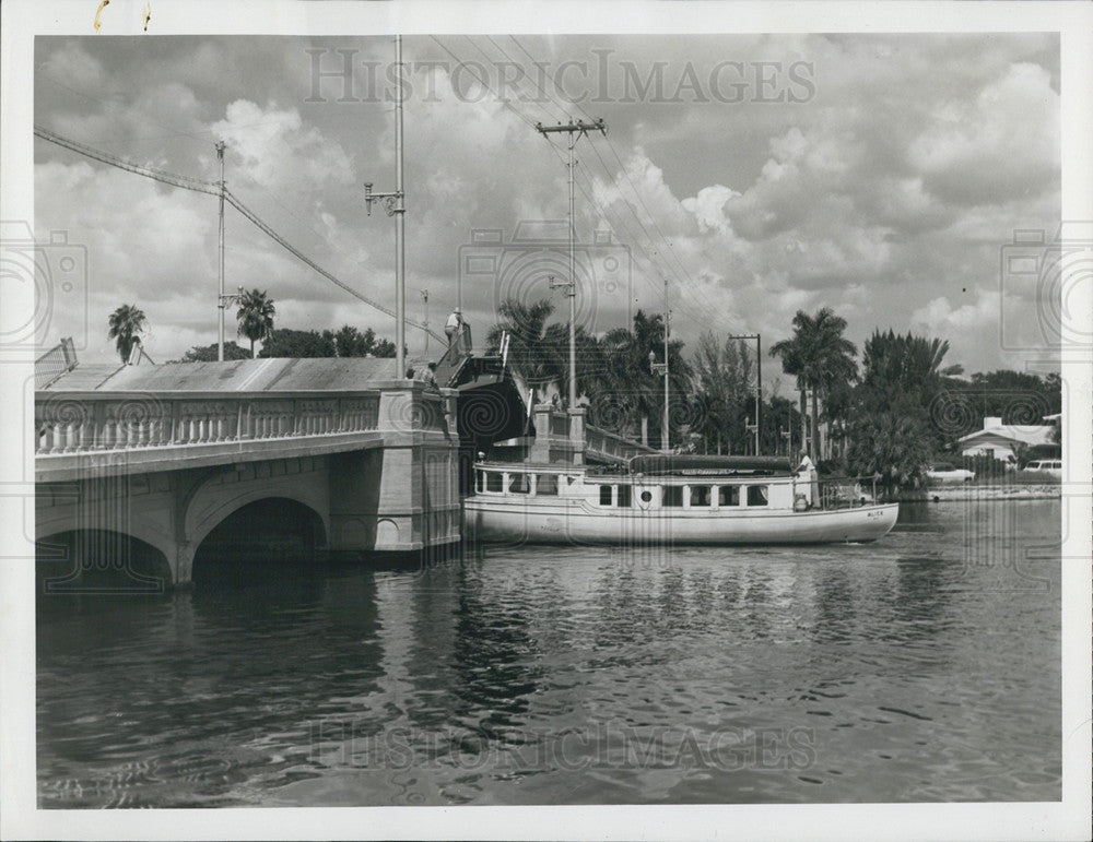 Press Photo Boat going under draw bridge - Historic Images