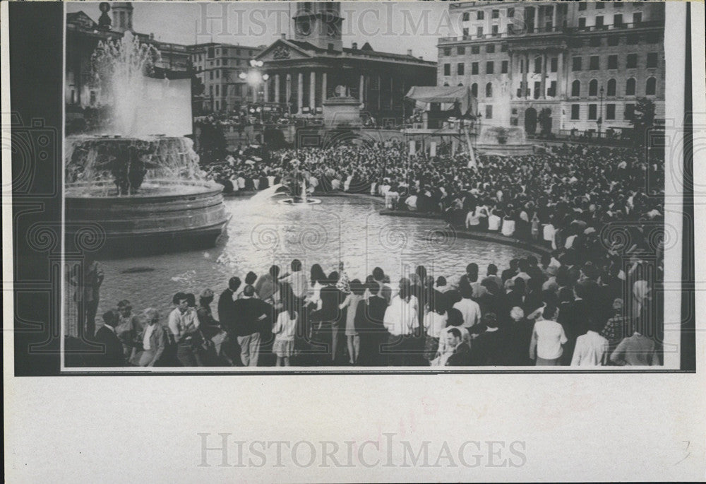 1969 Press Photo Trafalgar Square, London, Lunar Module Touchdown Viewing - Historic Images