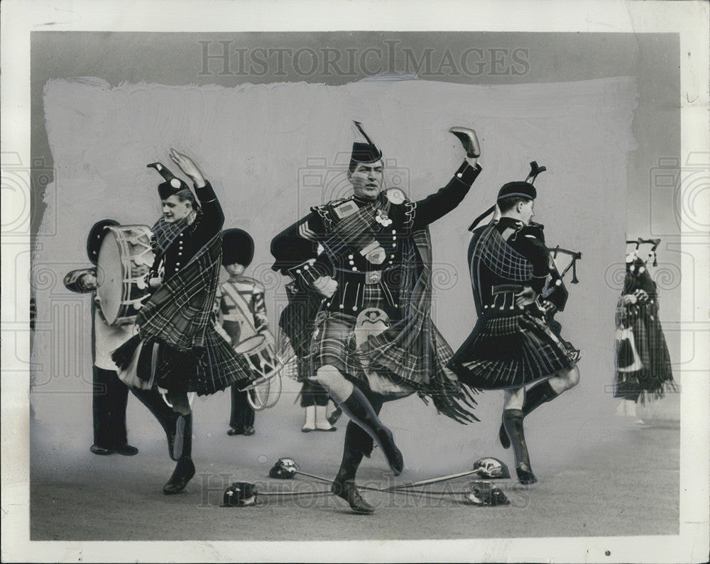 1955 Press Photo The Regimental Band and Massed Pipers of the Scots Guards - Historic Images