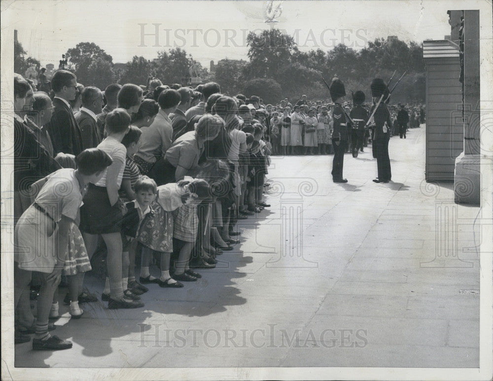 1959 Press Photo A crowd watch the England guards in London. - Historic Images