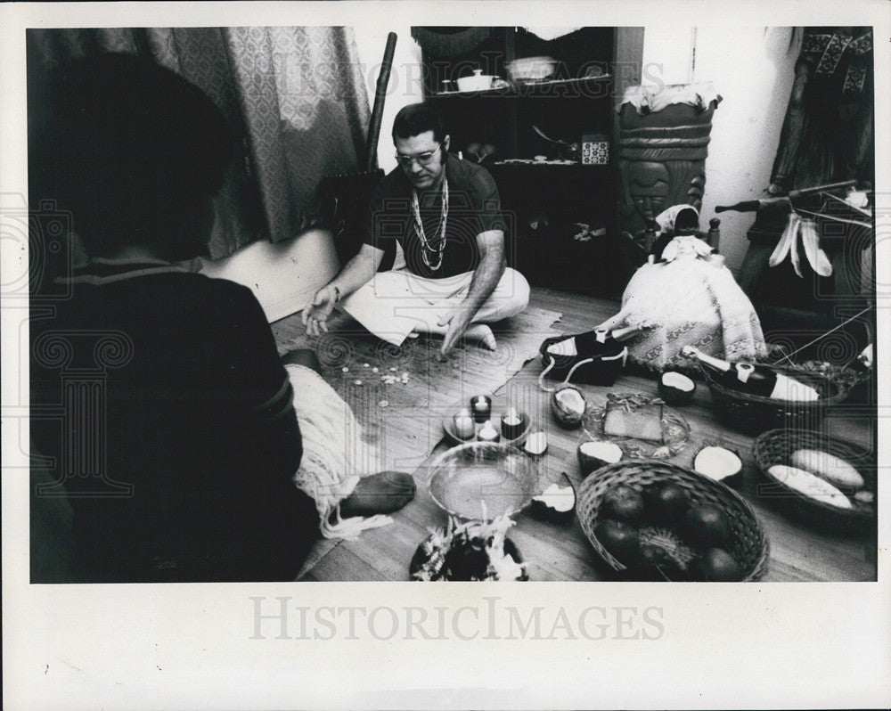 1973 Press Photo Santero Julio Garcia throwing cowry shells - Historic Images