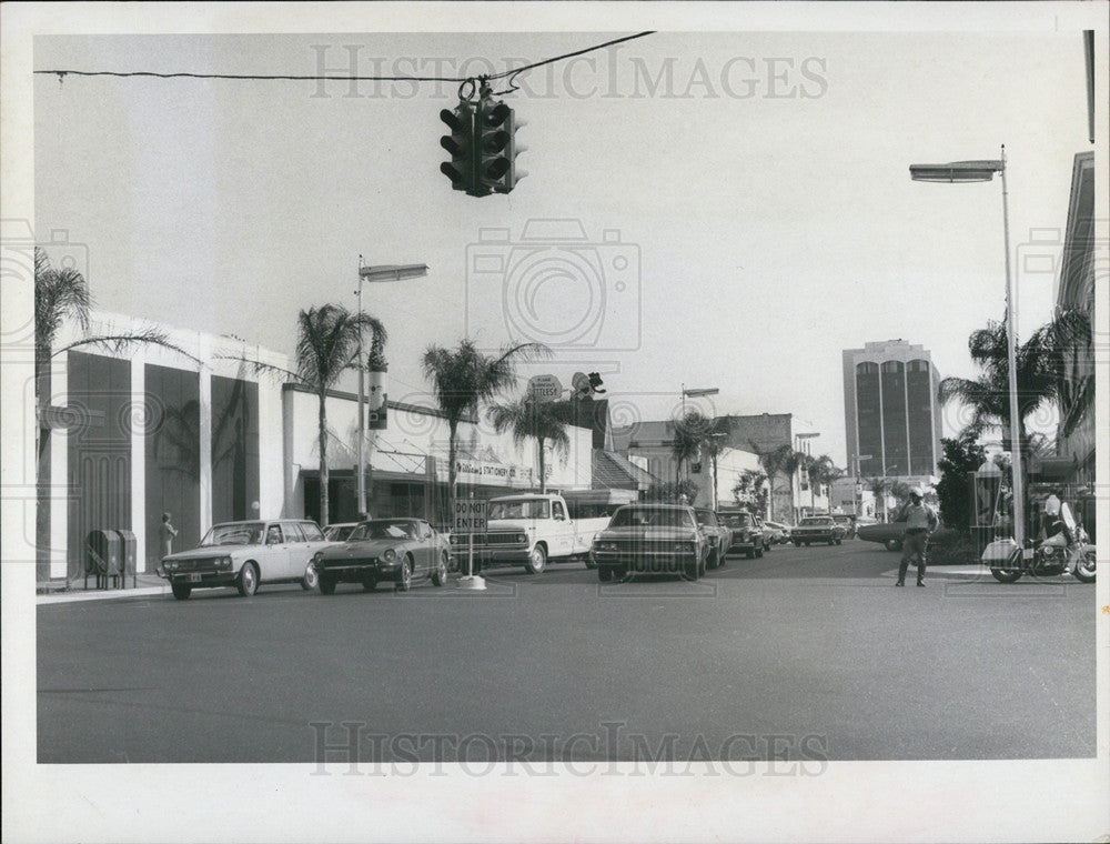 1970 Press Photo New 1-way traffic plan on Main Street in Sarasota with police - Historic Images