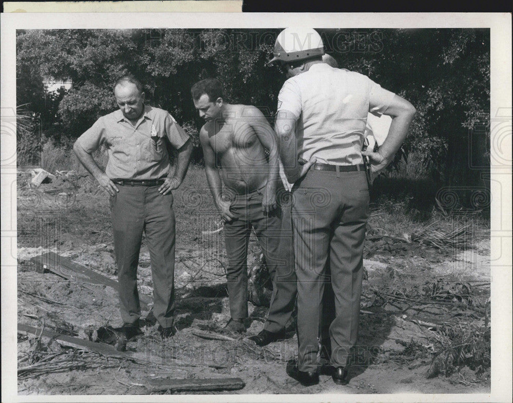 1970 Press Photo Gas Valve Knocked Off - Historic Images