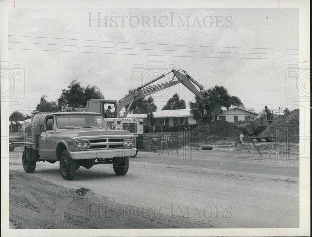 1970 Press Photo Motorist Makes Short Detour at Tuttle Avenue - Historic Images