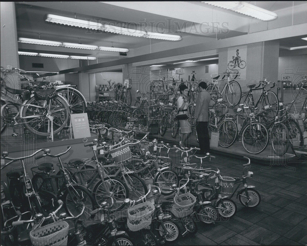 1984 Press Photo Japanese Department Store Bicycle Section - Historic Images