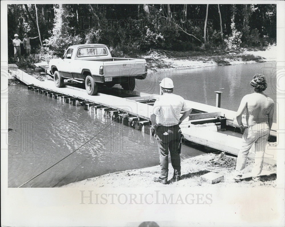 1977 Press Photo Pontoon Bridge - Historic Images