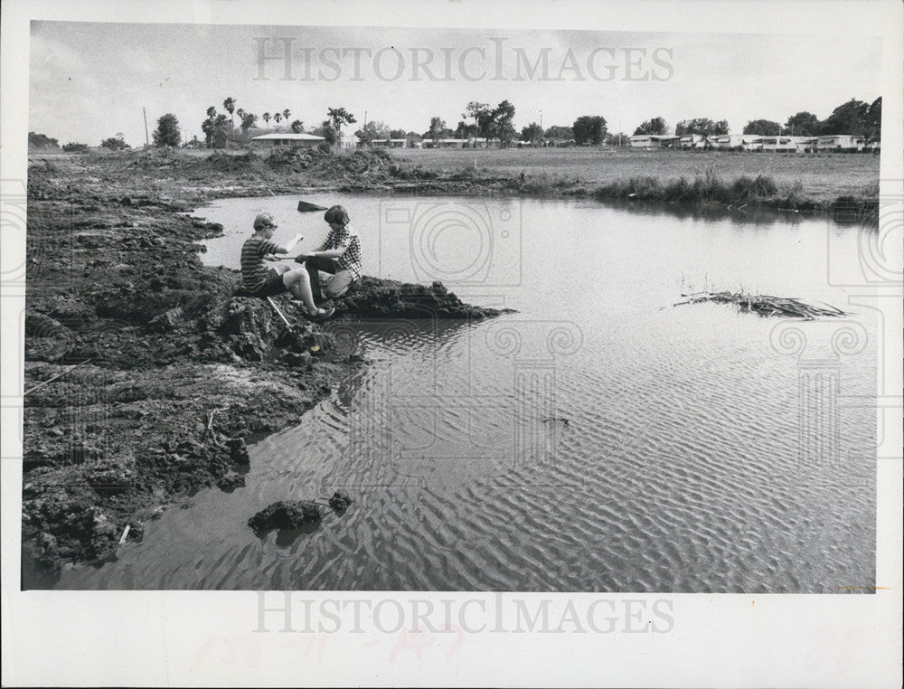 1971 Press Photo hood dairy marked Destruction - Historic Images