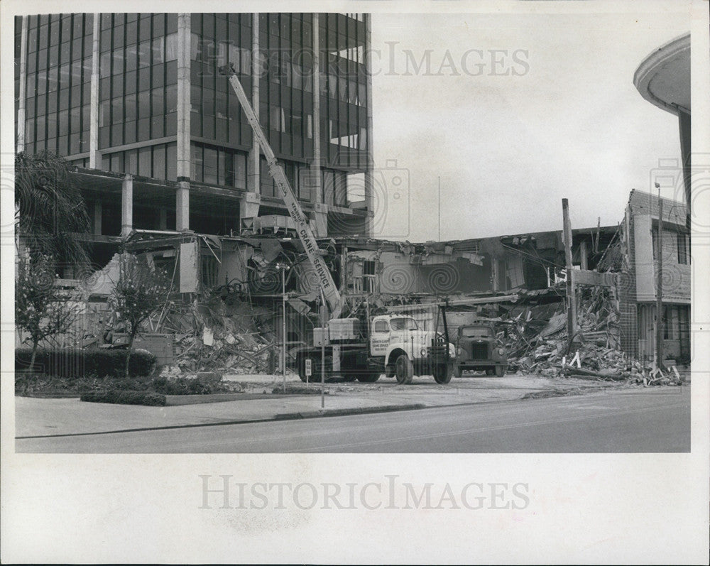 1969 Press Photo Demo Of Sarasota Bank And Trust Old Building With New In Back - Historic Images