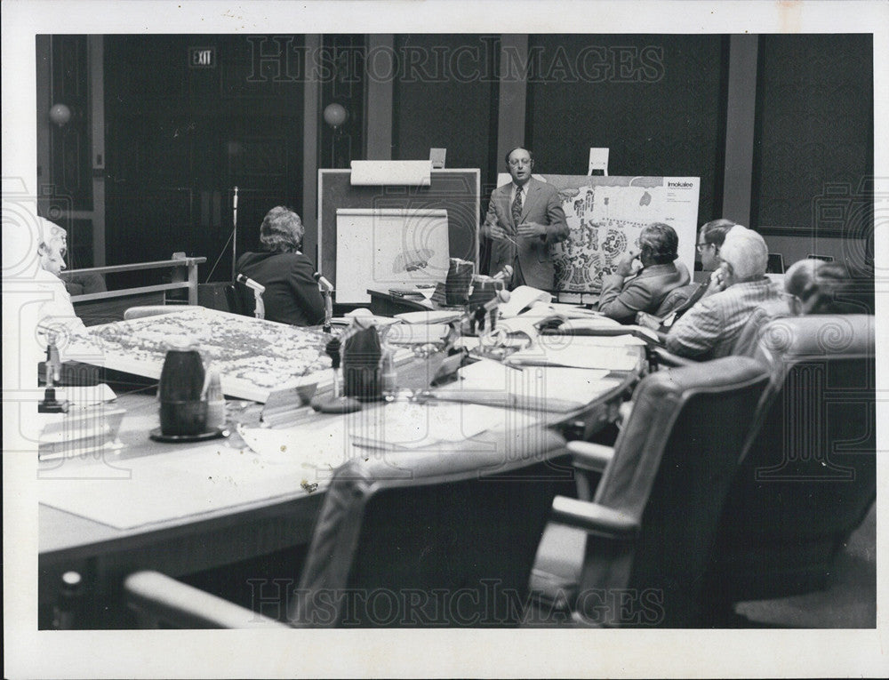 1973 Press Photo Professional Planning Staff on Proposed 1,450 Apartment - Historic Images