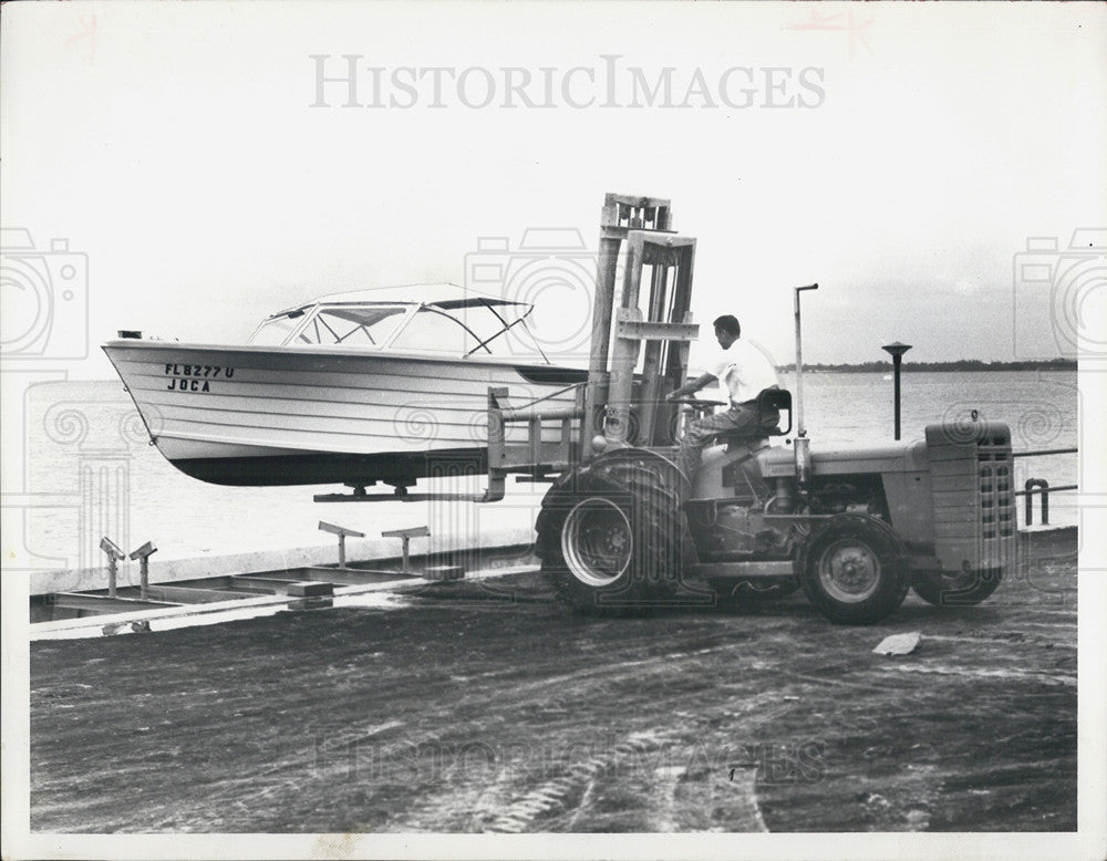 1960 Press Photo Wilson&#39;s Tractor Puts Boat Onto Lowering Lift - Historic Images