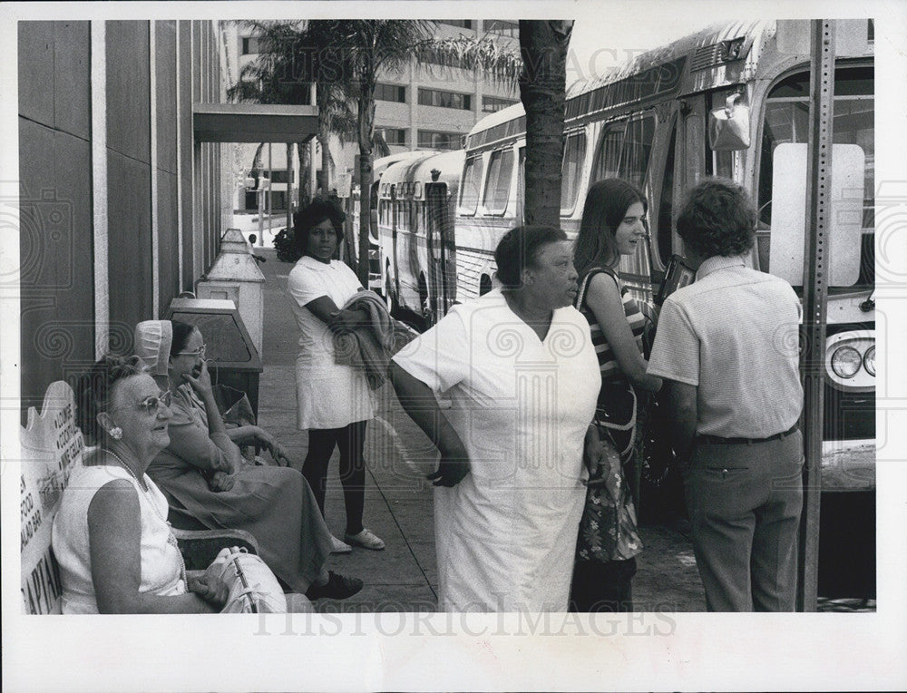 1973 Press Photo Small Crowd Waits To Board Bus - Historic Images