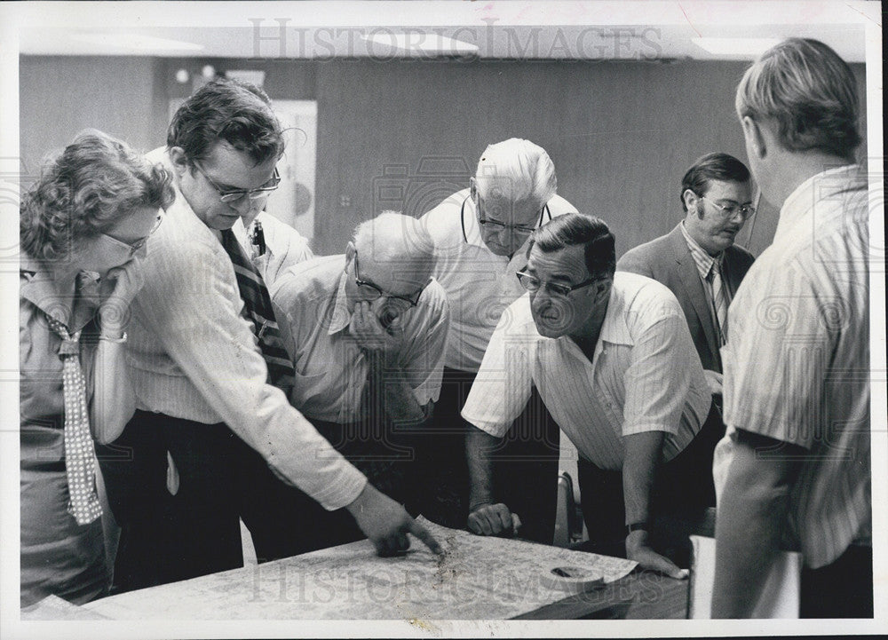 1972 Press Photo Committee Meets to Discuss New Road Plans - Historic Images