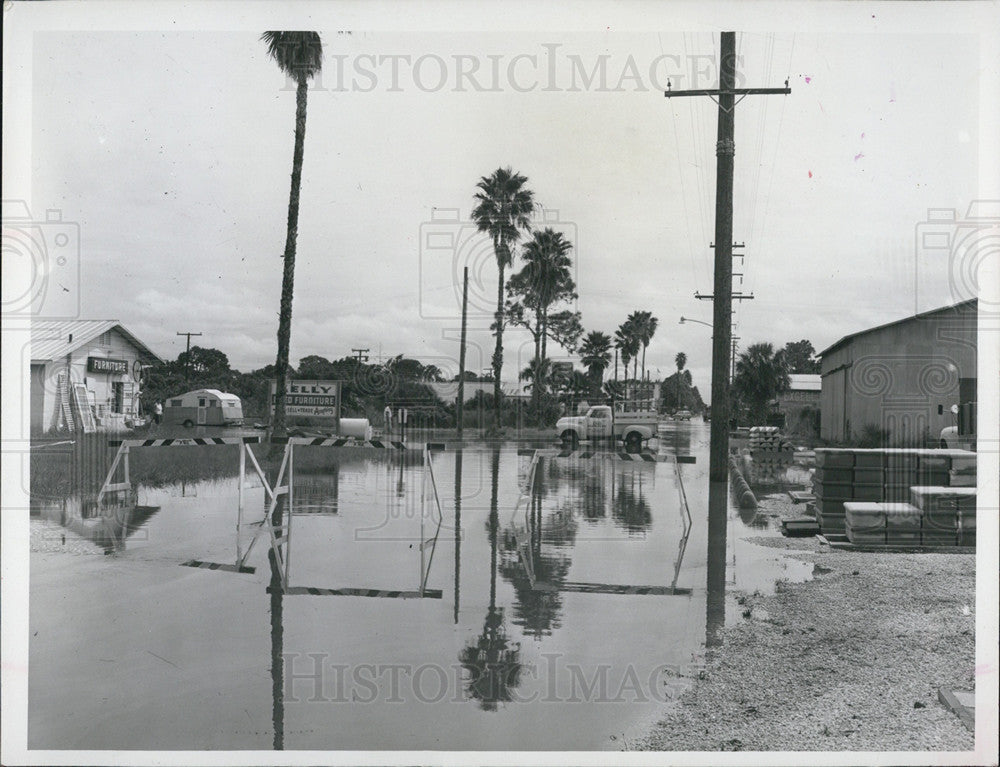 1957 Press Photo Blockades Orange Avenue Flooding Florida - Historic Images