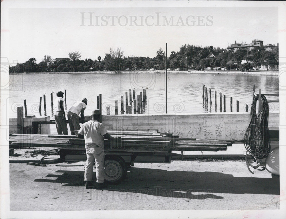 1957 Press Photo Workmen Haul Remnants Optimist Club Shelter Municipal Pier - Historic Images