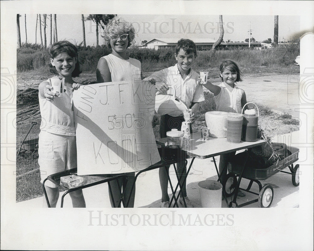 1964 Press Photo Kids Sell Koolaid For JFK Memorial Library St Petersburg - Historic Images