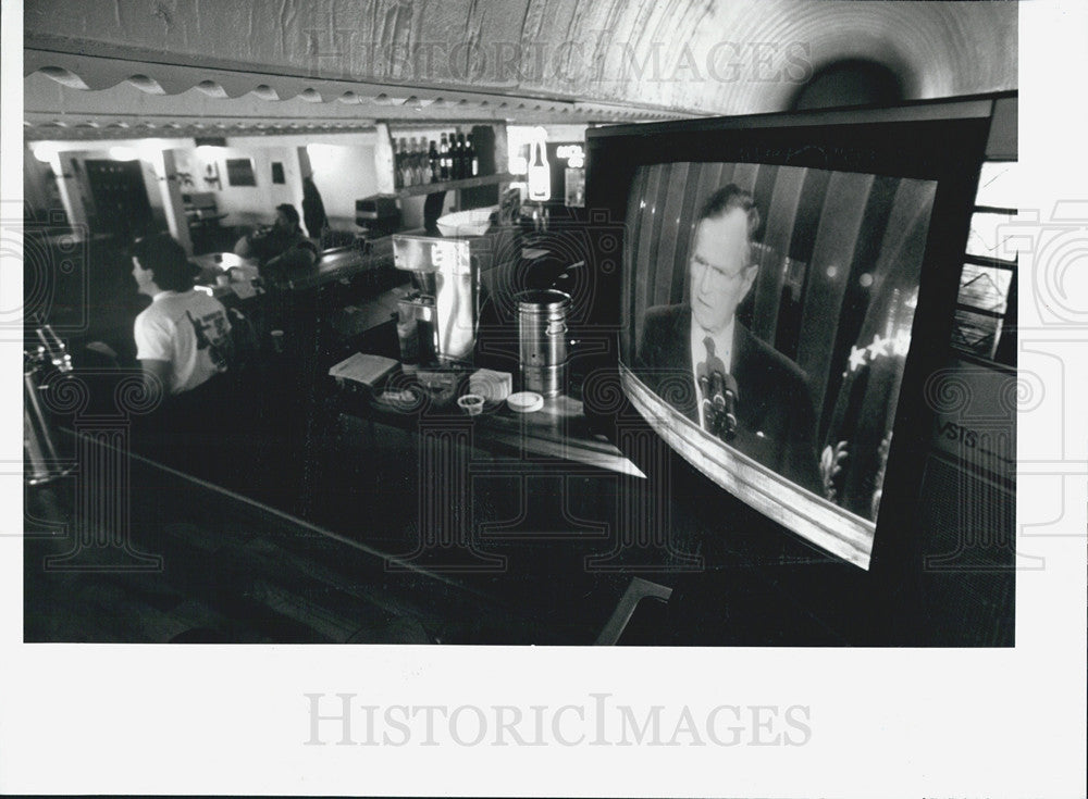 1991 Press Photo The Rathskeller Bar At Loveland Basin Listen To Bush On Gulf Wr - Historic Images