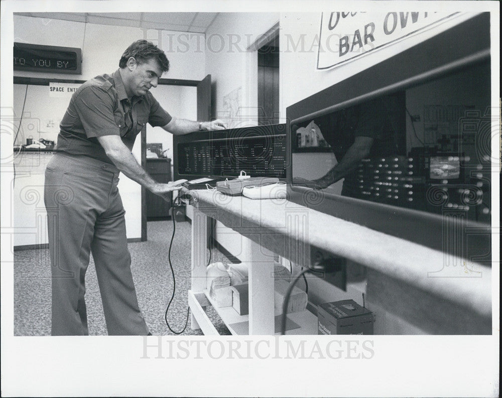 1983 Press Photo Joseph Orecchio Pres Of Space Ent Inc With Electronic Sign - Historic Images