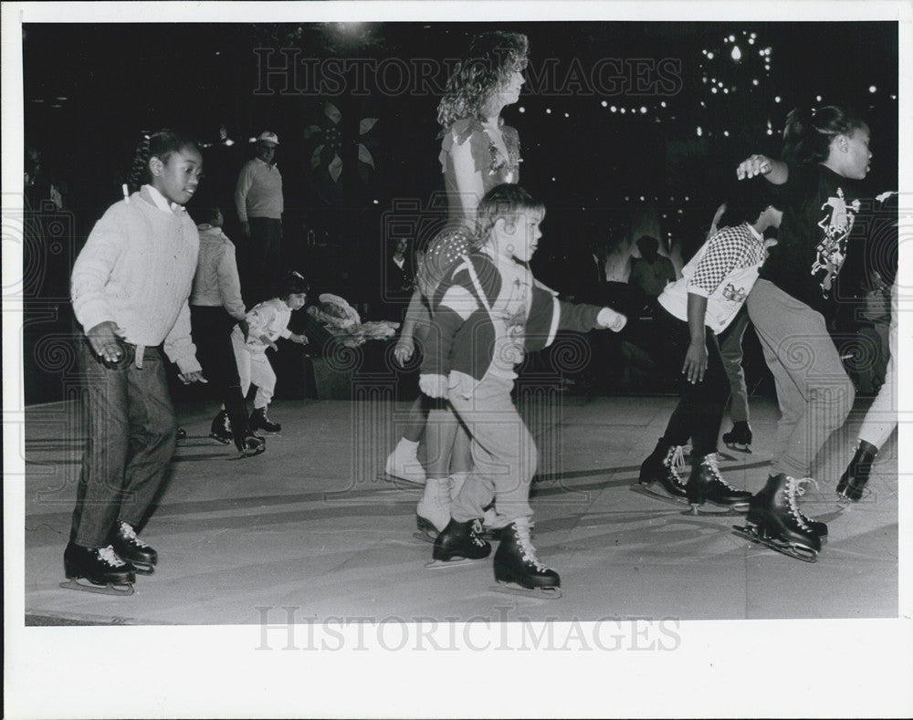 1987 Press Photo Tampa Florida Santa&#39;s Snow Festival Ice Skating - Historic Images