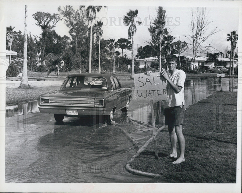 1966 Press Photo Will Davis Holds Sign Salt Water Flooding Shore Acres - Historic Images