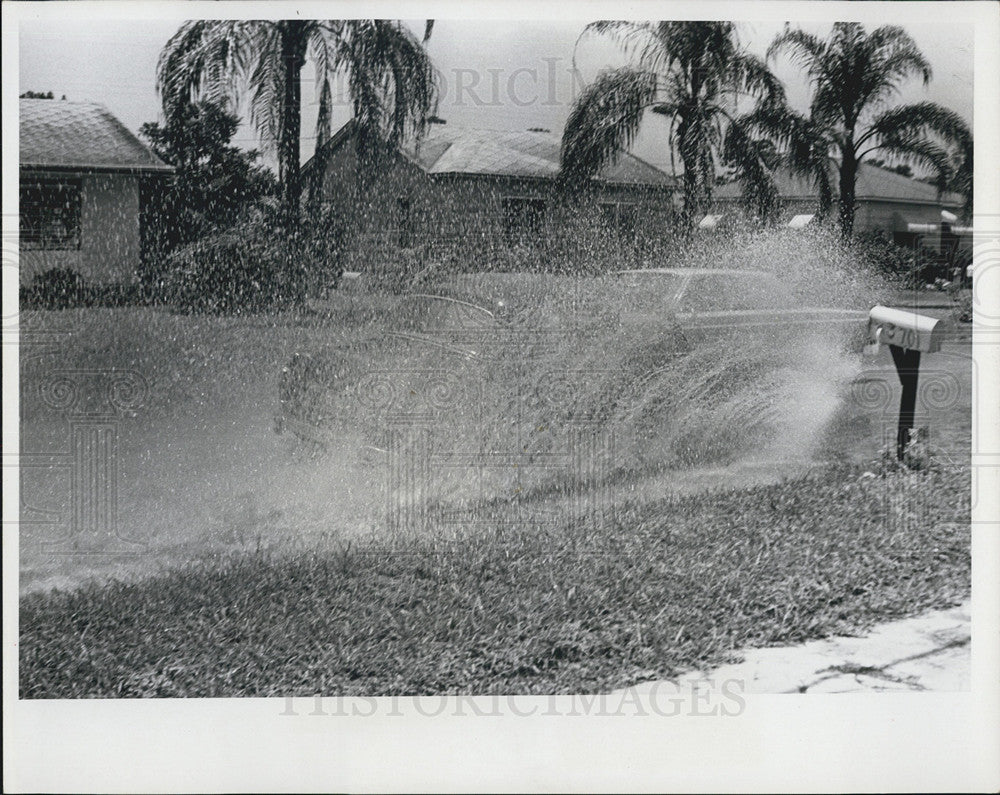 1960 Press Photo Cars Going Flooded Intersection 38th 37th Avenue St. Petersburg - Historic Images