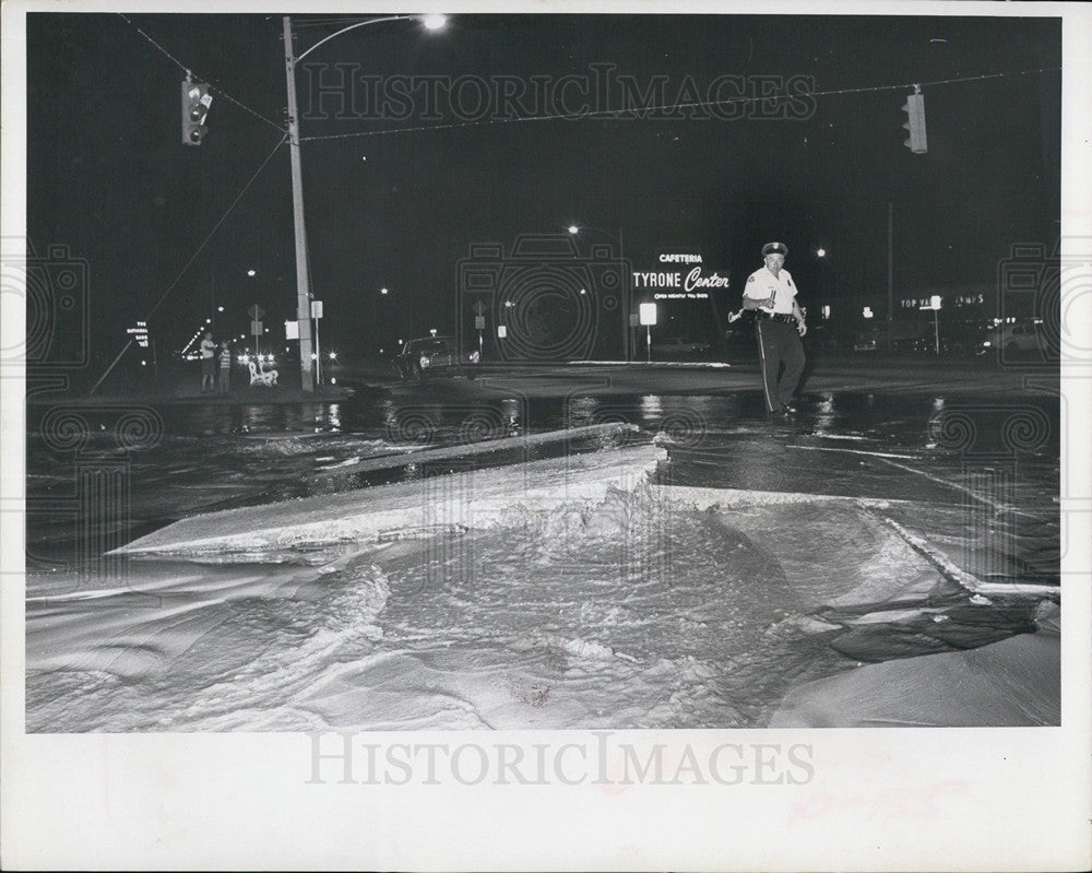 1966 Press Photo Broken Water Main Cracked and Turned Tyrone Blvd to Flood - Historic Images