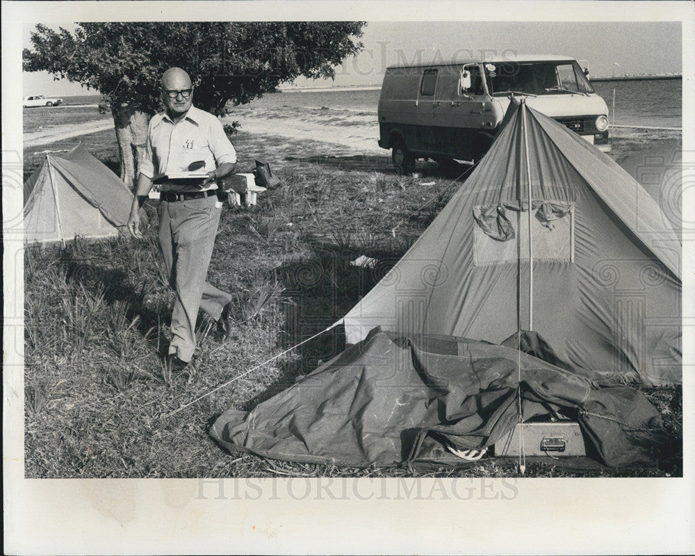 1976 Press Photo Dpt Of License Inspector Walks Among Tents In St Petersburg - Historic Images