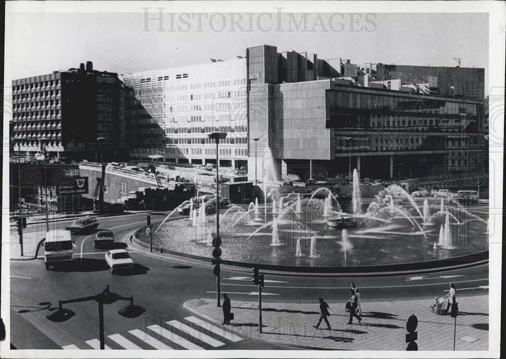 1971 Press Photo Construction In Stockholm Sweden With Fountain In View - Historic Images