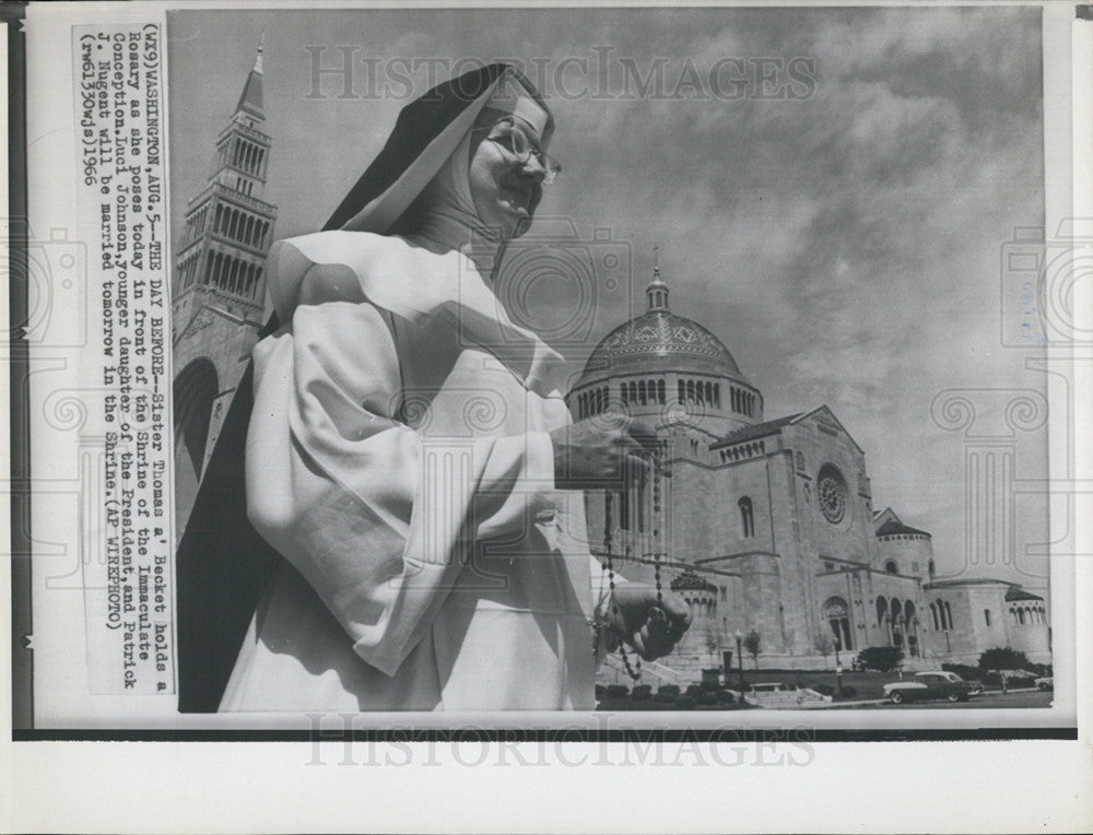 1966 Press Photo Sister Thomas a&#39; Becket Prays Shrine of Immaculate Conception - Historic Images