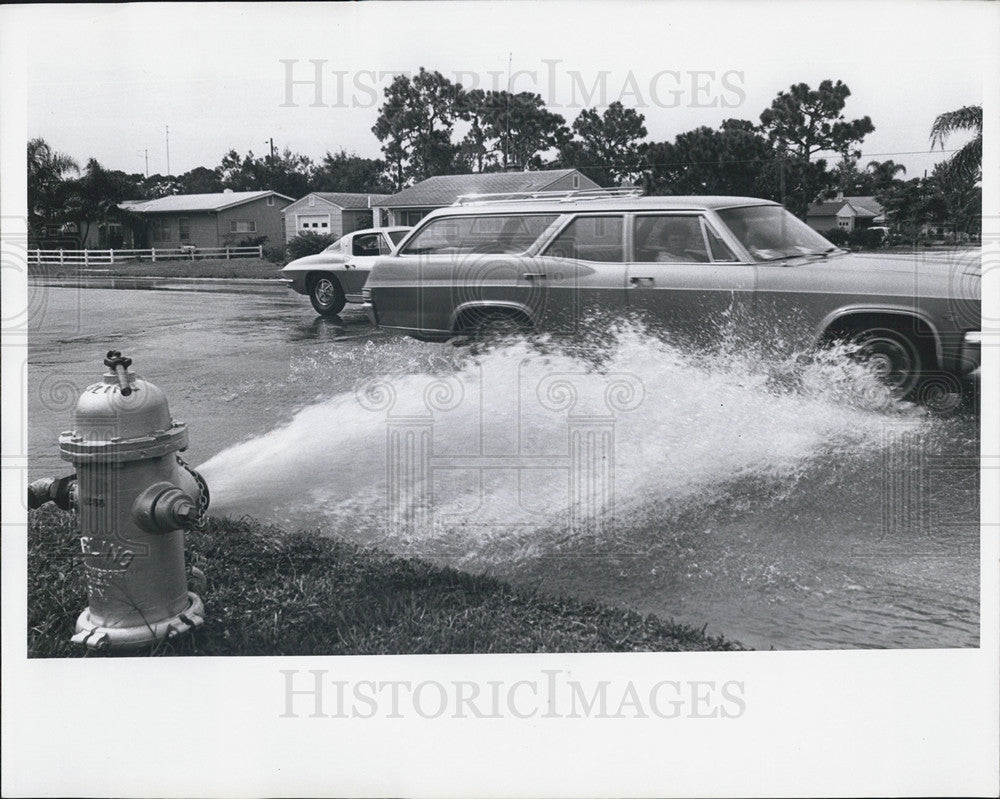 1966 Press Photo Water Hydrant Flooding 5th Avenue &amp; 53rd Street North - Historic Images