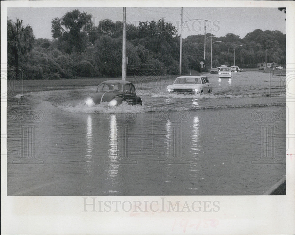 1968 Press Photo Cars Plow through Flooded 9th Street And 48th Ave St Petersburg - Historic Images